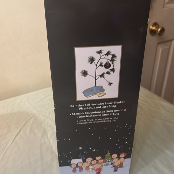 Charlie Brown and tree decoration - Picture 6 of 6